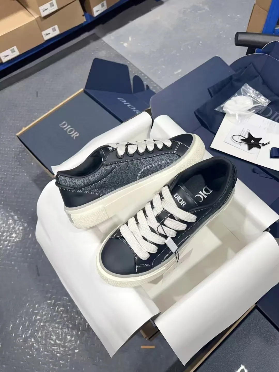👟👟Ex-factory price 560👟👟 𝐃𝐢𝐨𝐫 𝐱 𝐒𝐭𝐨𝐧𝐞 𝐈𝐬𝐥𝐚𝐧𝐝 𝐁𝟯𝟯 Dior co-branded Stone Island new casual sports shoes Skateboard shoes 111111111 This B33 sneaker comes from the DIOR AND STONE ISLAND limited series. It is a new interpretation of the classic tennis shoe. The fashionable silhouette highlights the heavy texture. The black-dyed cotton has a delicate wash and soft texture, and is finished with the classic Oblique print on the sides, paying homage to the exceptional craftsmanship of the exclusive collaboration. The tongue is embossed with the Dior signature, while cannage panels on the front, DIOR AND STONE ISLAND signature on the back and insole. The rubber outsole features the Dior Oblique pattern, while a contrasting Dior 30 Avenue Montaigne signature on the rear adds style. It can add a modern touch to various casual looks, and can also be matched with other DIOR AND STONE ISLAND items. Exquisite packaging at the delivery counter🛍📦 Customized cowhide material, sheepskin lining, original molded outsole Size: 35-45